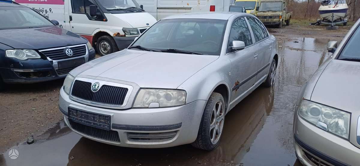 Skoda Superb dalimis