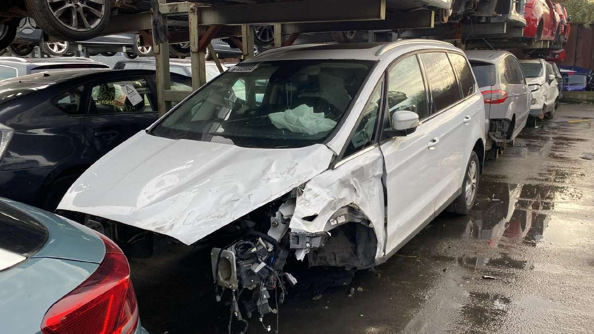 Ford Galaxy dalimis. Dalimis
