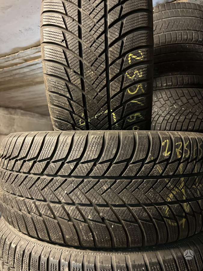 Bridgestone BLIZZAK LM001, winter 235/50 R19