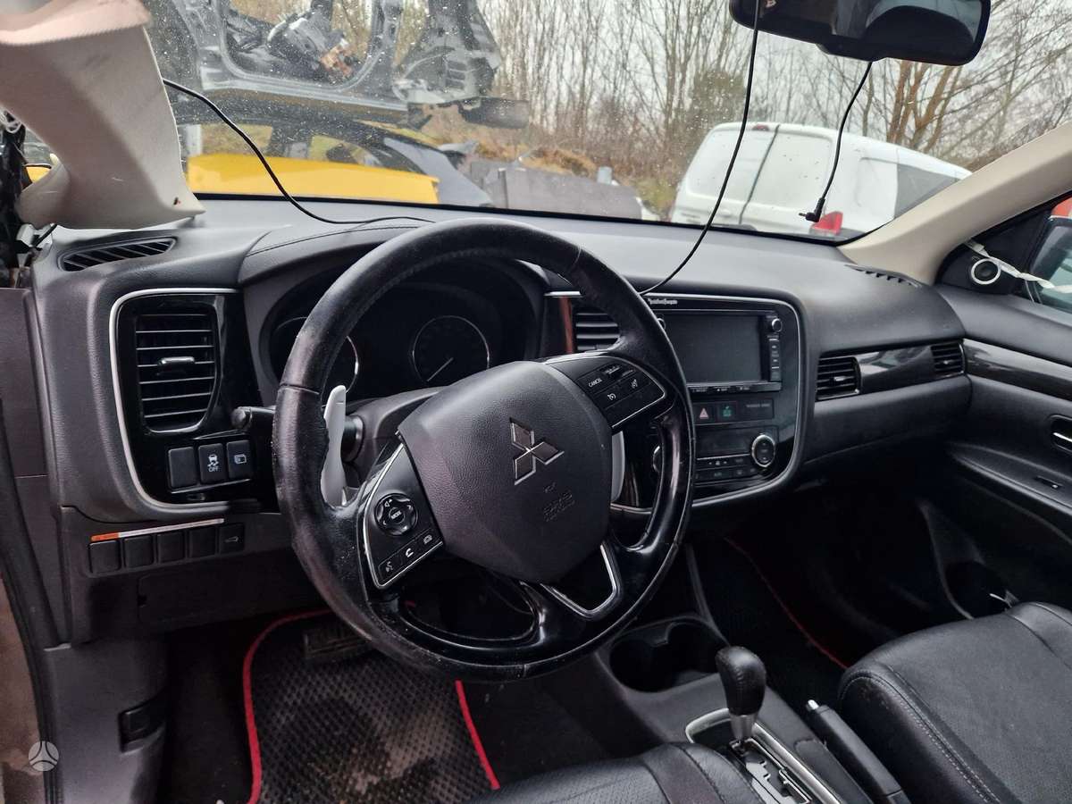 Mitsubishi Outlander dalimis