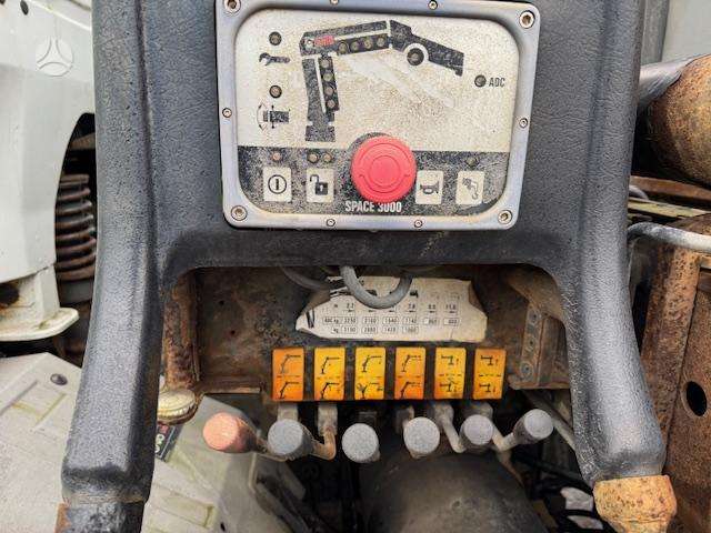 Iveco 160E25, su kranu