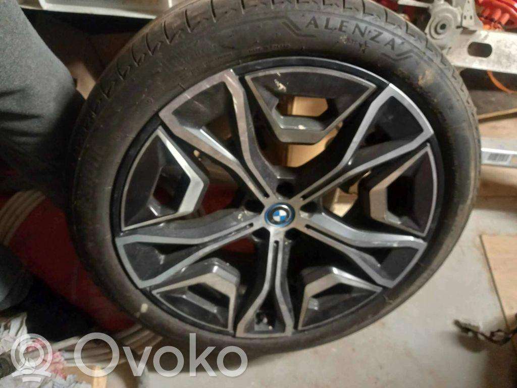 BMW iX dalimis.