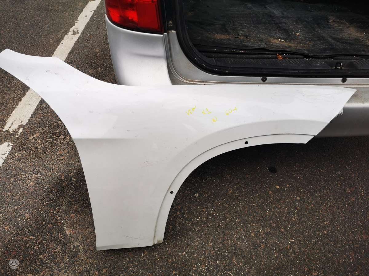 BMW X1 Tik sparnas 40