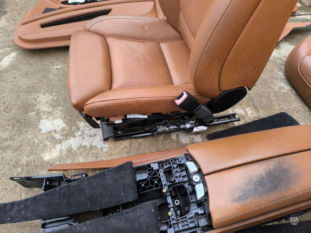 BMW 750, Sedyniu komplektas, seats