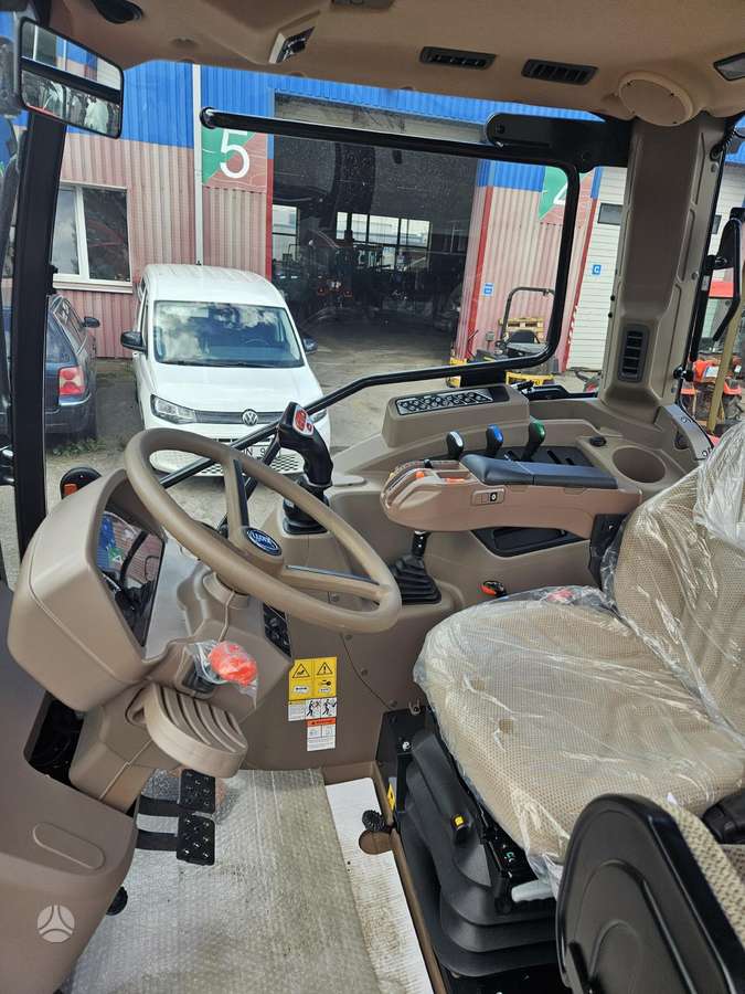 Kioti HX1402, tractors