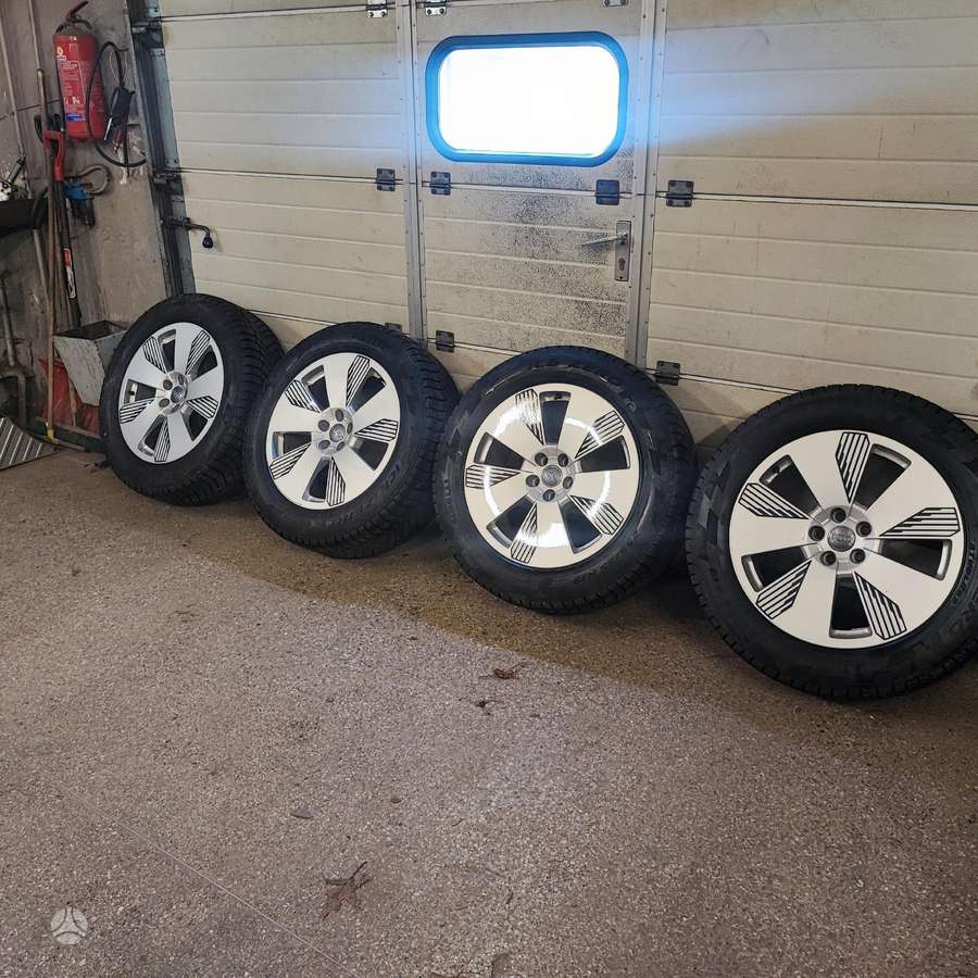 Audi Su padangomis, light alloy, R19