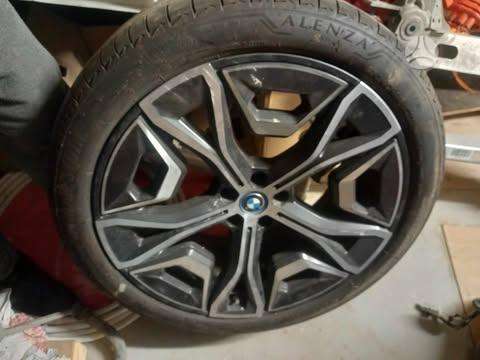 BMW iX dalimis.