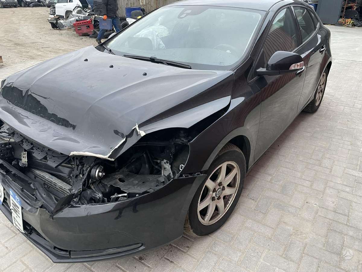 Volvo V40 dalimis