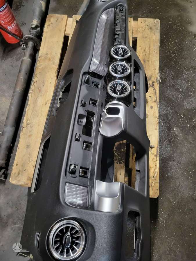 Mercedes-Benz EQB консоль