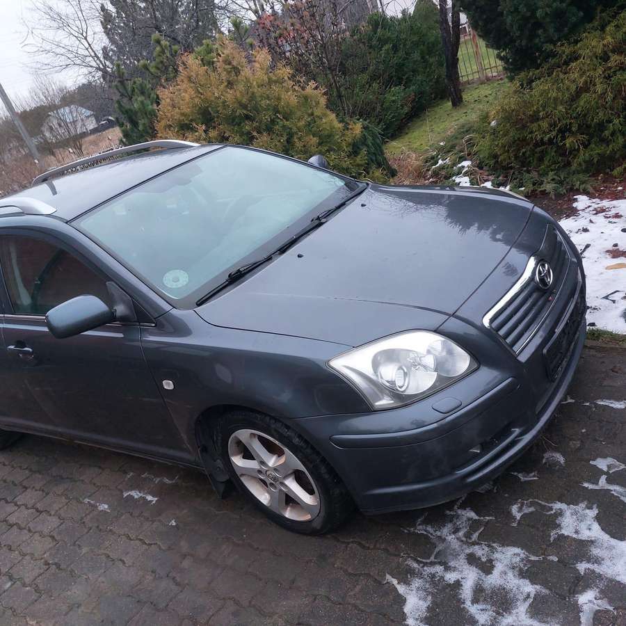 Toyota Avensis for parts