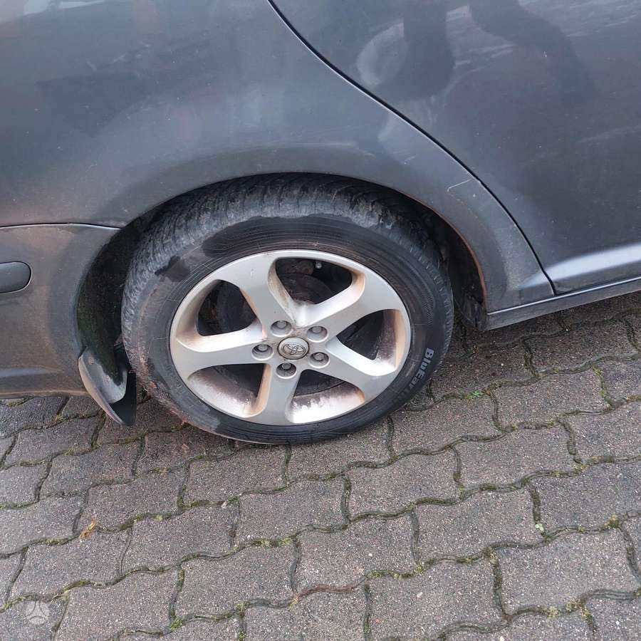 Toyota Avensis for parts