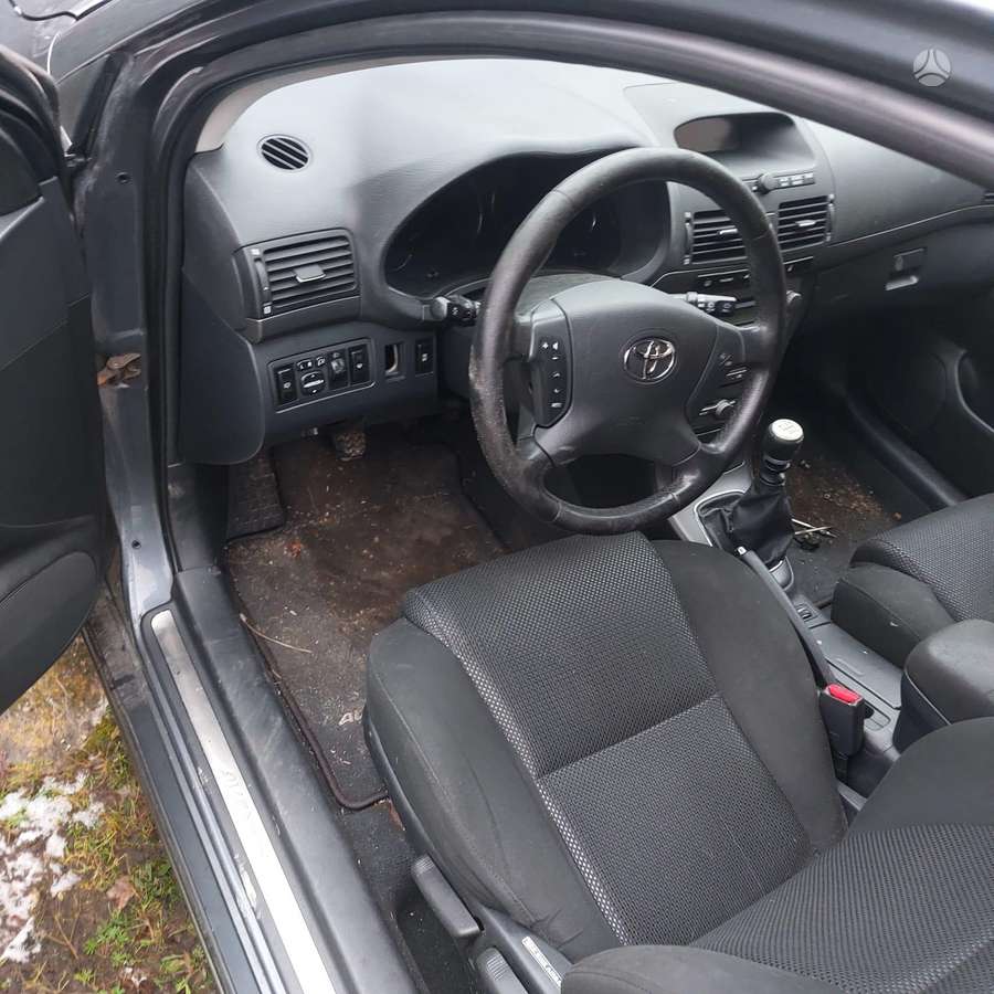 Toyota Avensis for parts