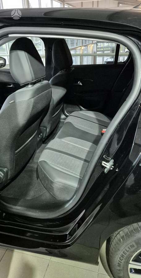 Peugeot 208 - 8