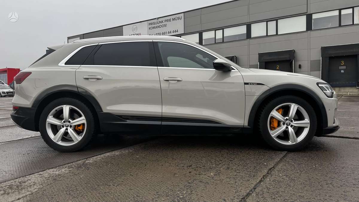 Audi e-tron, 95 kWh, off-road / crossover