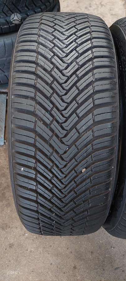 Continental, universalios 215/45 R18