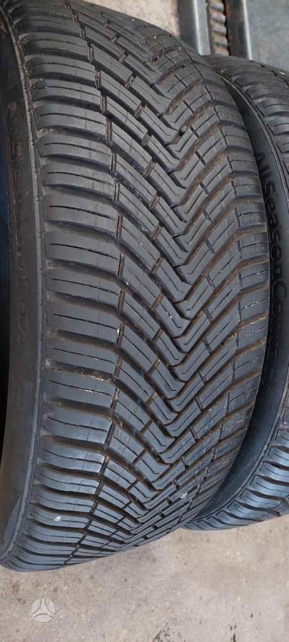 Continental, всесезонные 215/45 R18