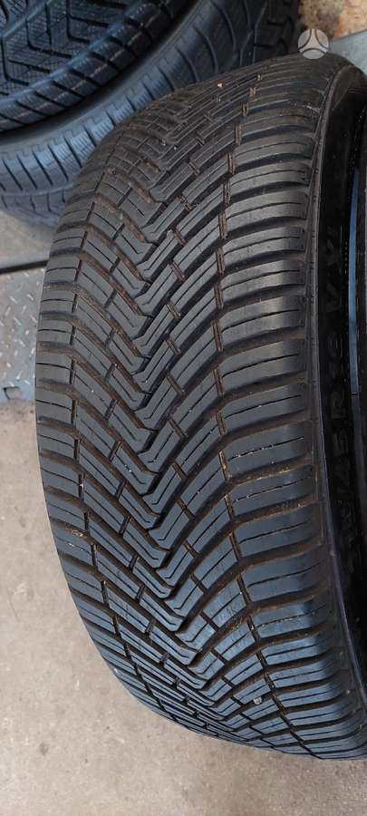 Continental, всесезонные 215/45 R18