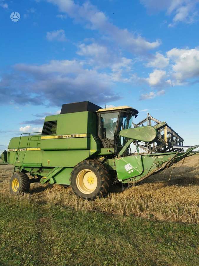 John Deere 1075, kombainai