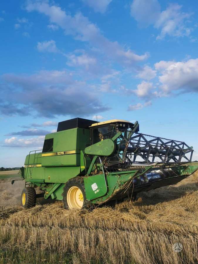 John Deere 1075, kombaini