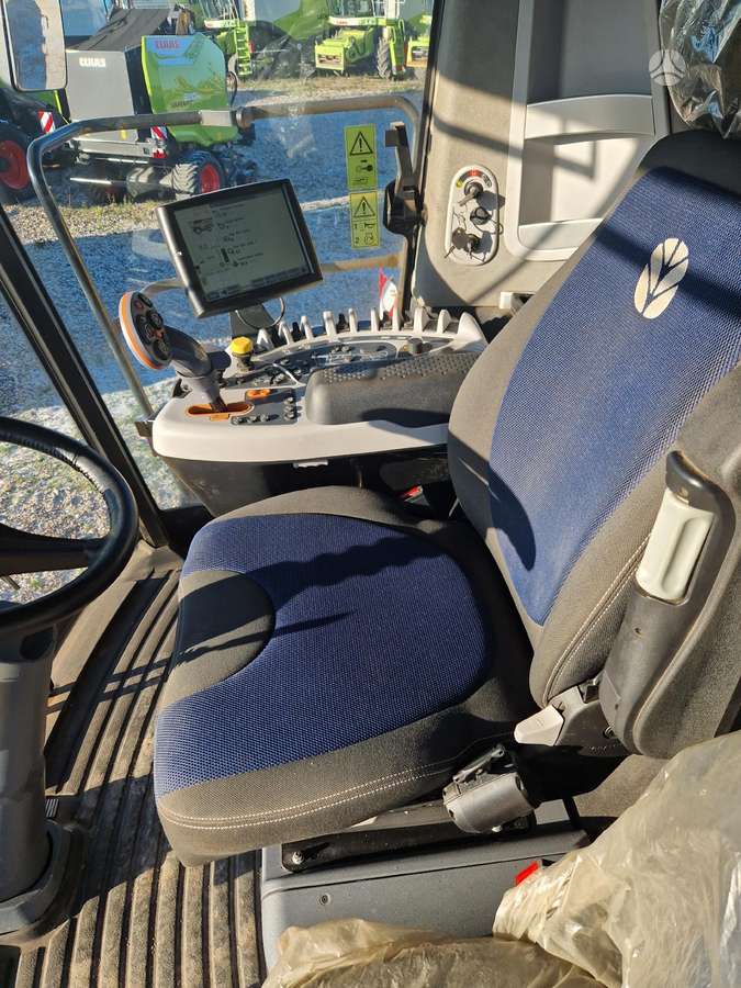 New Holland CX 8.85, combine harvesters