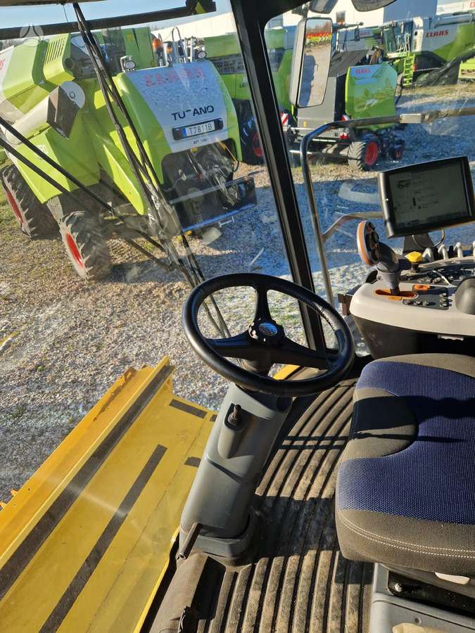 New Holland CX 8.85, combine harvesters