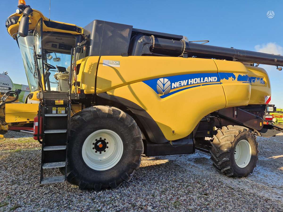 New Holland CX 8.85, combine harvesters