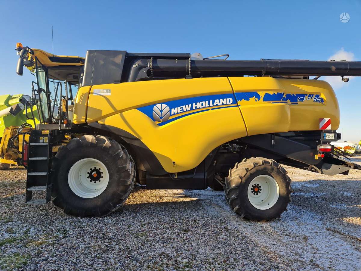 New Holland CX 8.85, combine harvesters