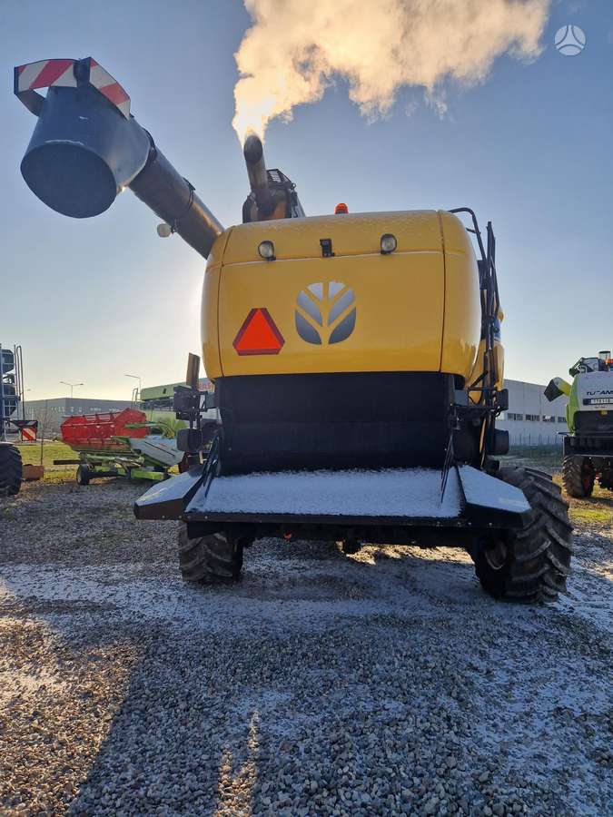 New Holland CX 8.85, combine harvesters