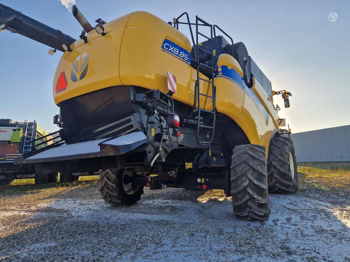 New Holland CX 8.85, combine harvesters
