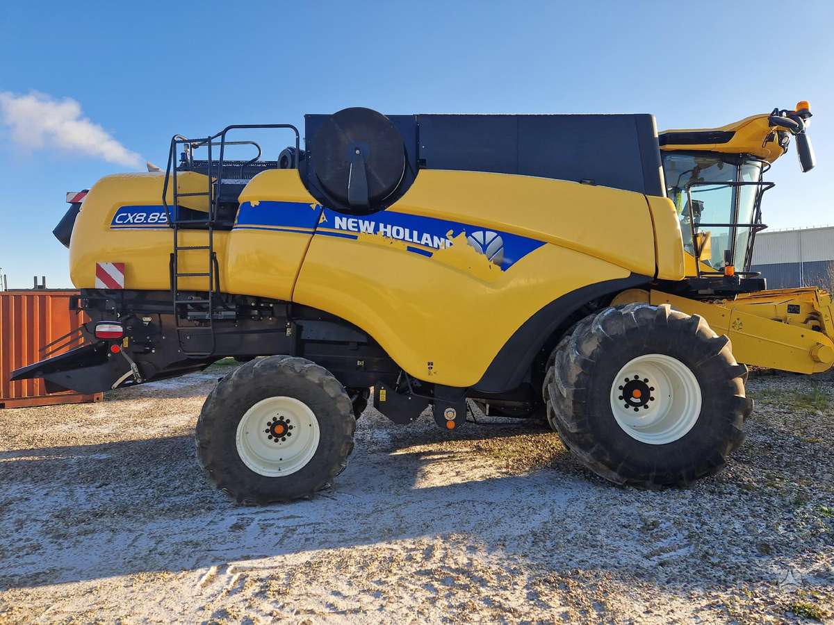 New Holland CX 8.85, combine harvesters