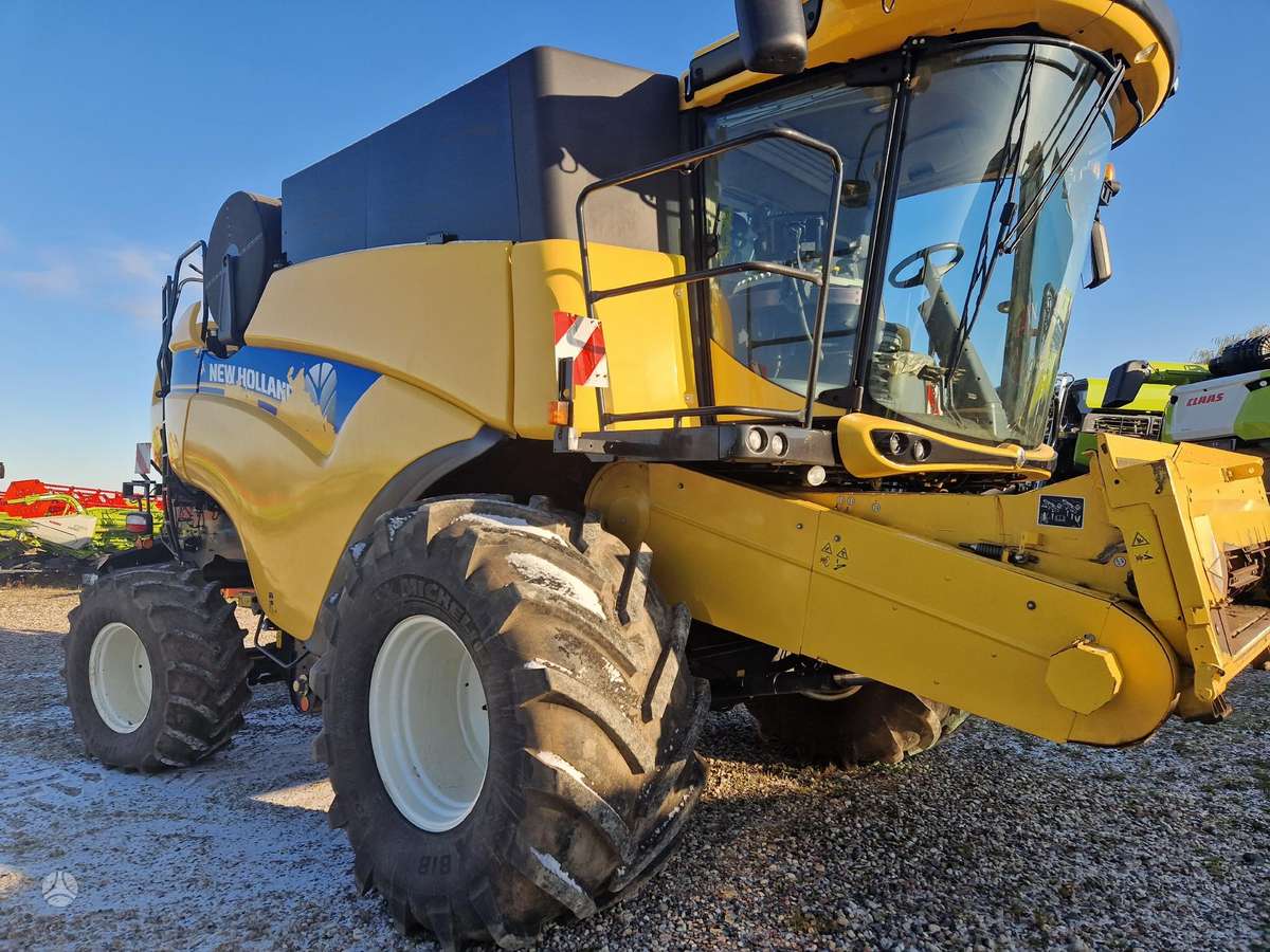 New Holland CX 8.85, combine harvesters