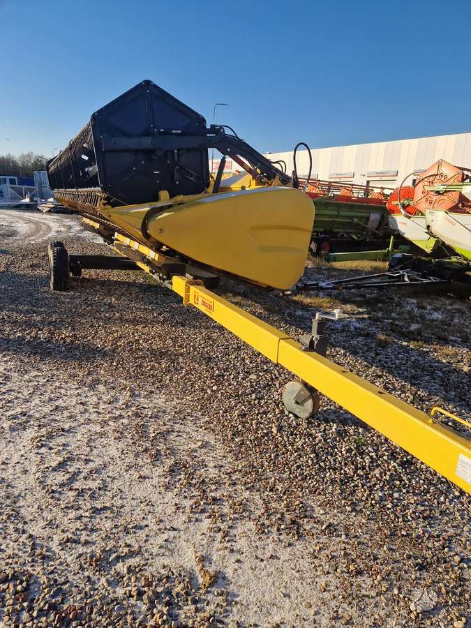 New Holland CX 8.85, combine harvesters