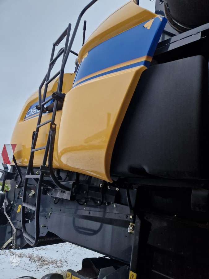 New Holland CX 8.85, combine harvesters