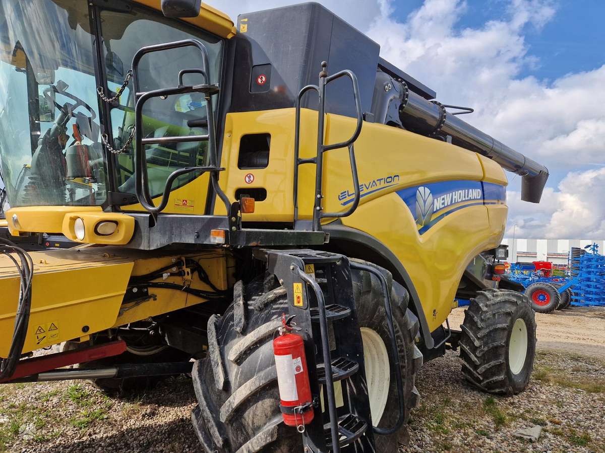 New Holland CX 8070, combine harvesters