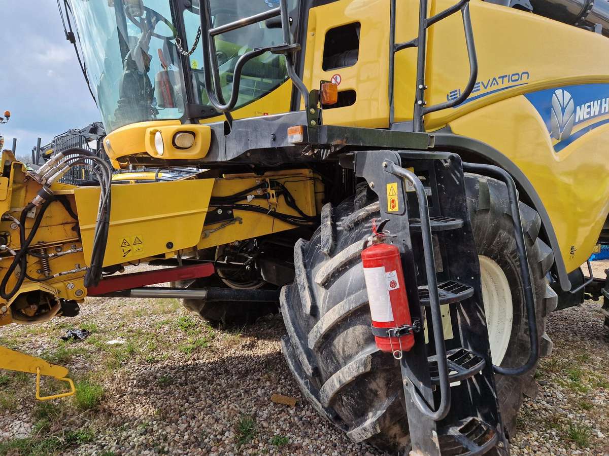 New Holland CX 8070, combine harvesters