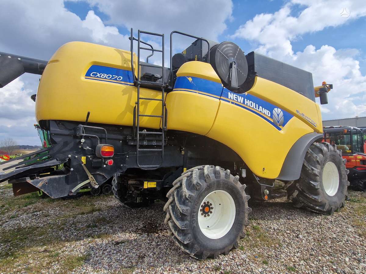 New Holland CX 8070, combine harvesters