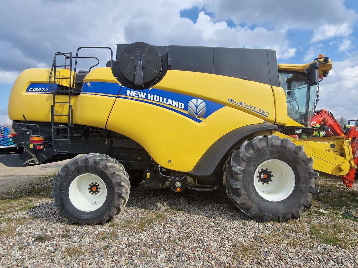 New Holland CX 8070, combine harvesters