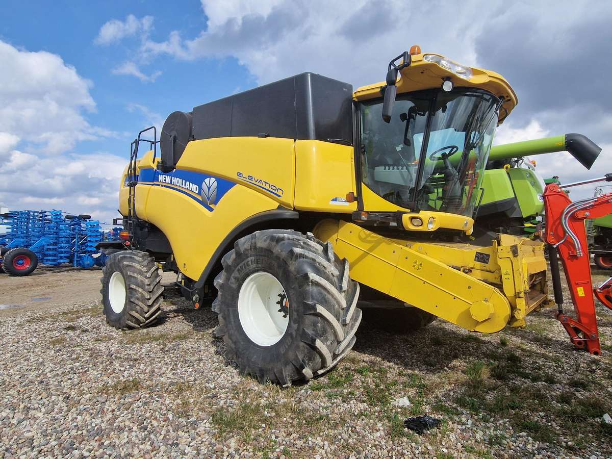 New Holland CX 8070, combine harvesters