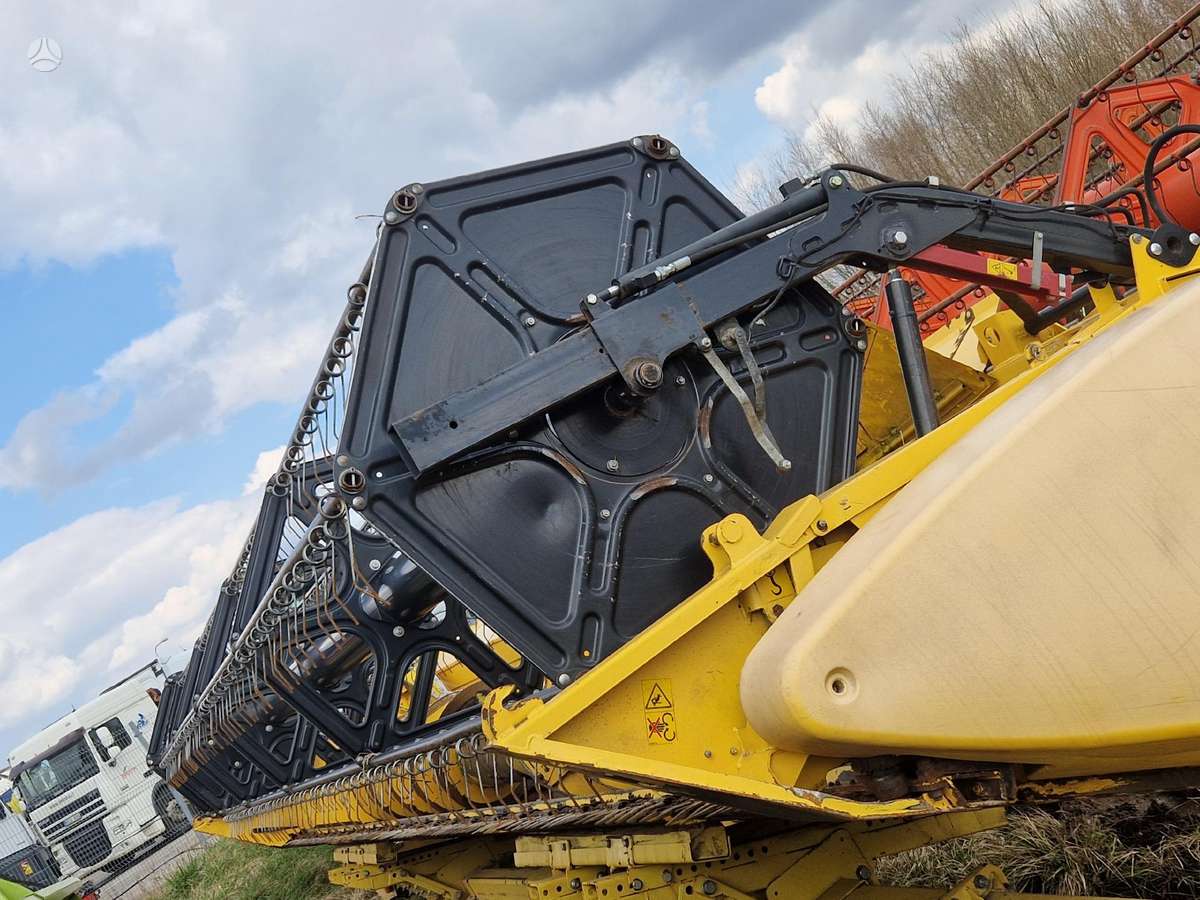 New Holland CX 8070, combine harvesters