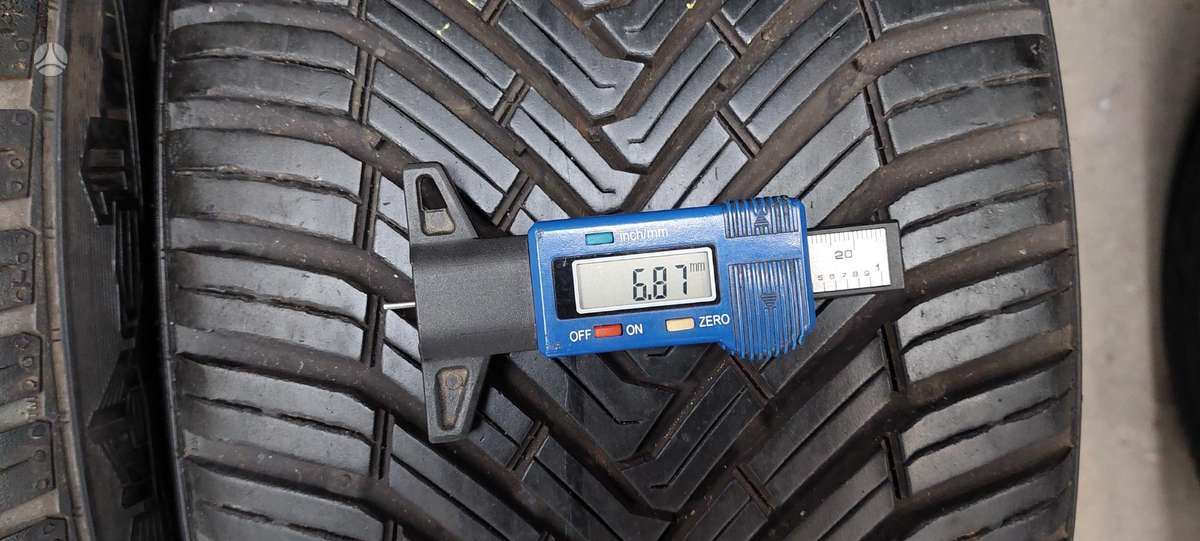 Continental, всесезонные 235/40 R18