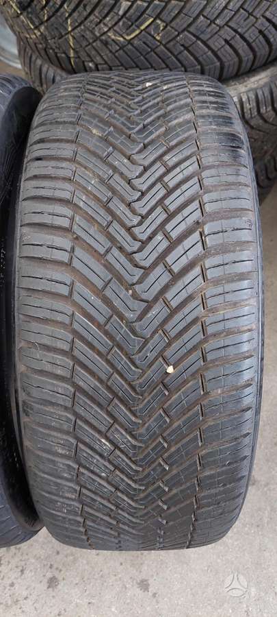 Continental, universalios 215/40 R18