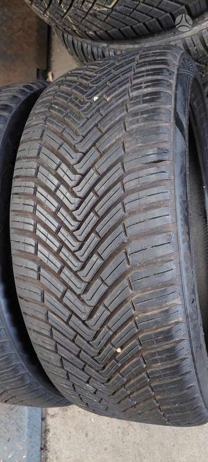 Continental, всесезонные 215/40 R18
