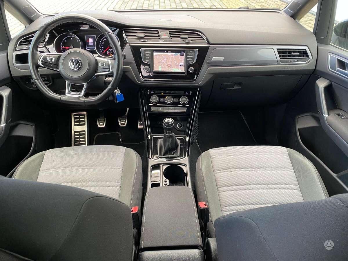 Volkswagen Touran - 11
