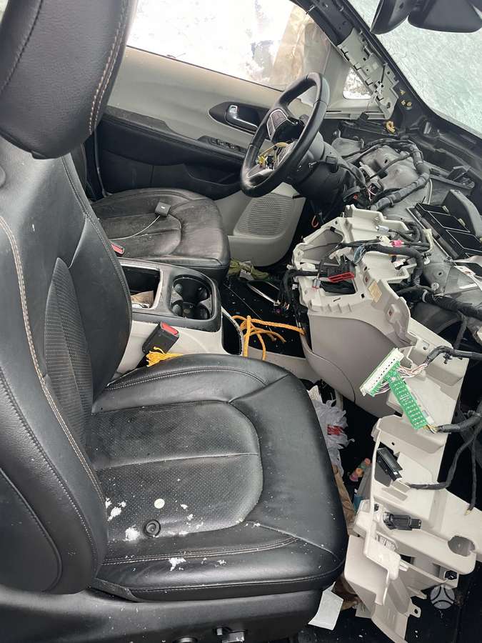 Chrysler Pacifica по частям