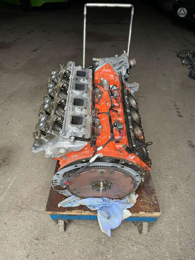 Dodge Challenger variklio detalės