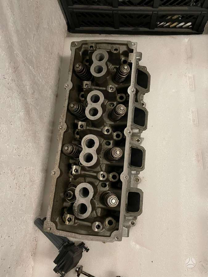Dodge Challenger variklio detalės