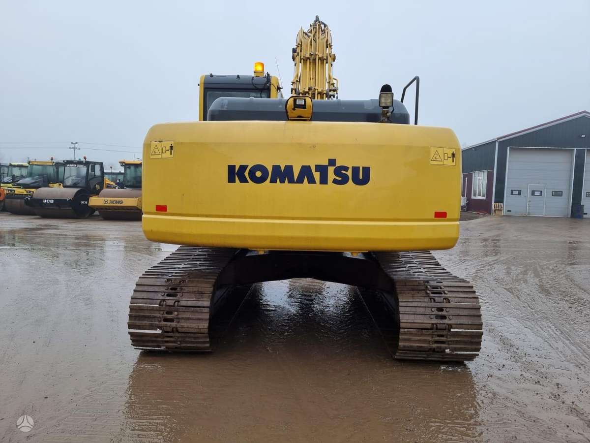 Komatsu HB215, ekskavatori