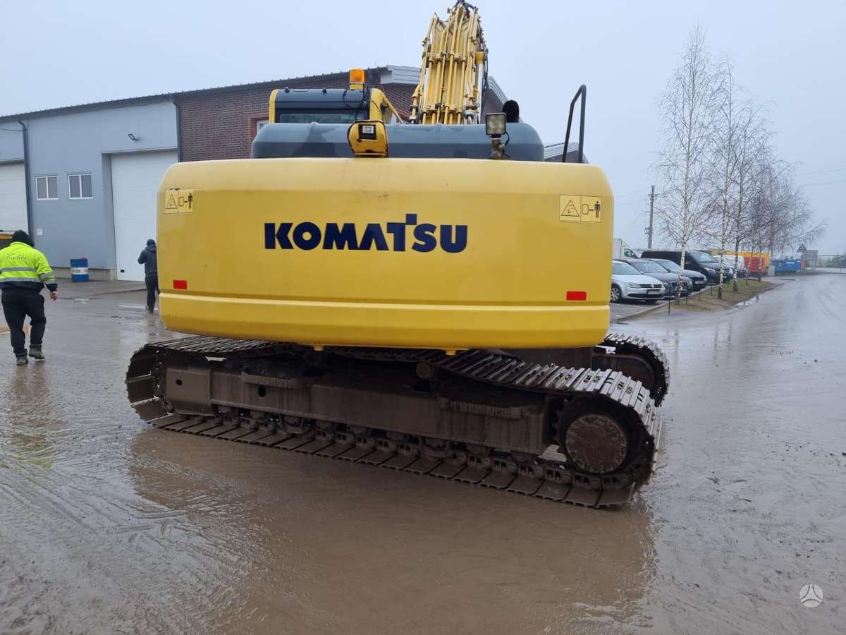 Komatsu HB215, ekskavatori