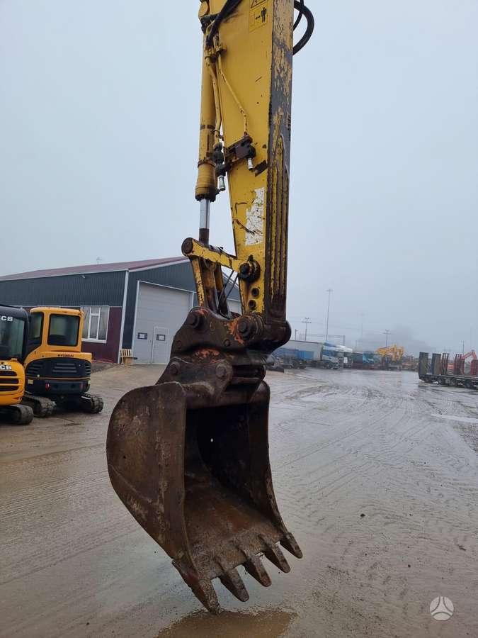 Komatsu HB215, ekskavatori