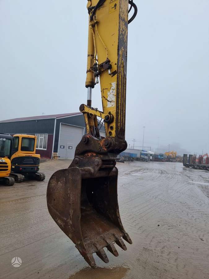 Komatsu HB215, экскаваторы